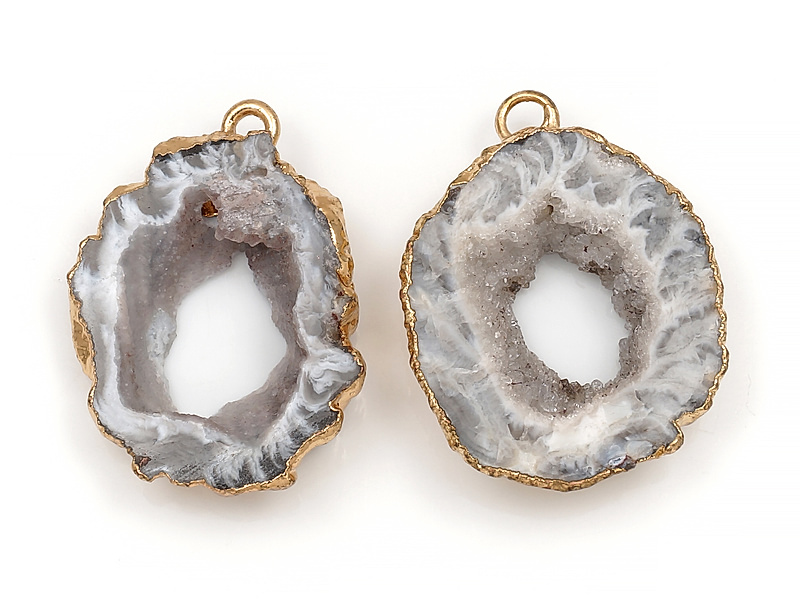 Пара подвесок срезов жеод морозного агата в оправе цвета "золото". Месторождение - Бразилия. Подвес - 2 мм. Размеры и вес усреднены. Мелкие выемки.
 | Интернет-магазин товаров для рукоделия