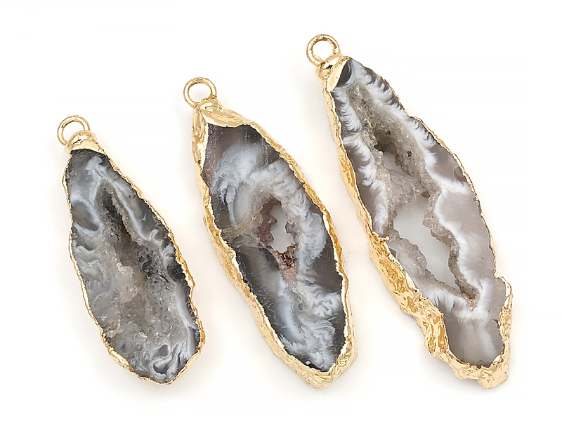 Три подвески срезов жеод морозного агата в оправе цвета "золото". Месторождение - Бразилия. Подвес - 2 мм. Размеры 46х14х6 мм, 41х14х6 мм, 32х12х5 мм. Мелкие выемки.
 | Интернет-магазин товаров для рукоделия