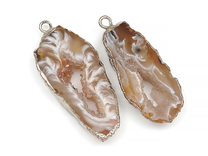 Пара подвесок срезов жеод морозного агата в оправе цвета "серебро". Месторождение - Бразилия. Подвес - 2 мм. Размеры и вес усреднены. Мелкие выемки. | Интернет-магазин товаров для рукоделия
