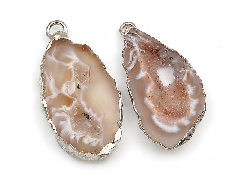 Пара подвесок срезов жеод морозного агата в оправе цвета "серебро". Месторождение - Бразилия. Подвес - 2 мм. Размеры и вес усреднены. Мелкие выемки. | Интернет-магазин товаров для рукоделия