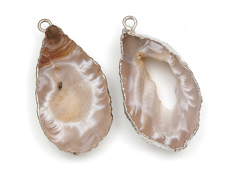 Пара подвесок срезов жеод морозного агата в оправе цвета "серебро". Месторождение - Бразилия. Подвес - 2 мм. Размеры и вес усреднены. Мелкие выемки. | Интернет-магазин товаров для рукоделия