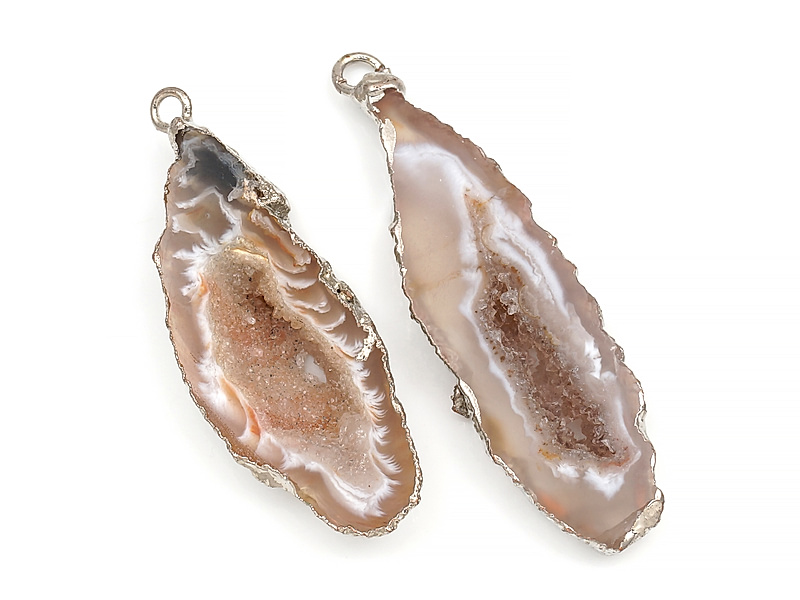 Пара подвесок срезов жеод морозного агата в оправе цвета "серебро". Месторождение - Бразилия. Подвес - 2 мм. Размеры и вес усреднены. Мелкие выемки. | Интернет-магазин товаров для рукоделия