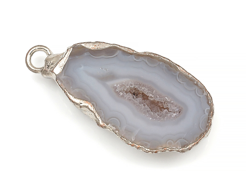 Подвеска среза жеоды морозного агата в оправе цвета "серебро". Месторождение - Бразилия. Подвес - 2 мм. Размеры и вес усреднены. Мелкие выемки.
 | Интернет-магазин товаров для рукоделия