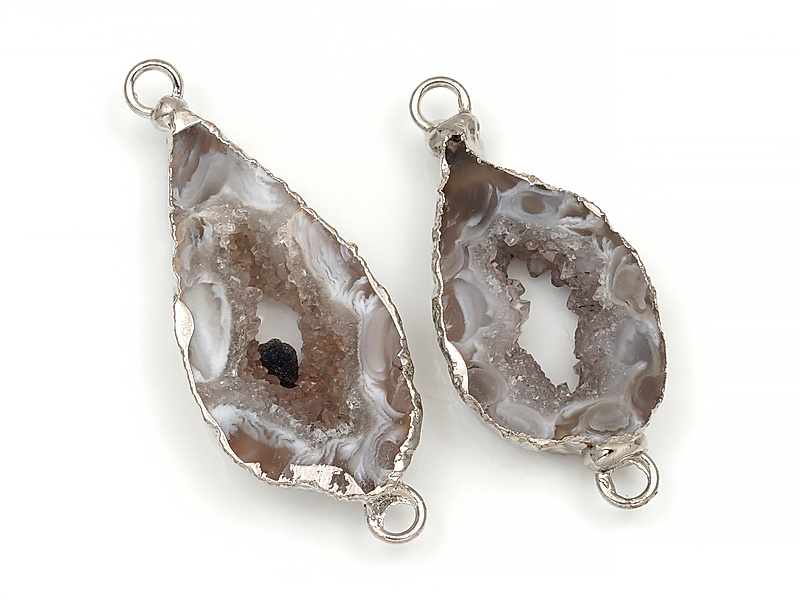 Пара коннекторов срезов жеод морозного агата в оправе цвета "серебро". Месторождение - Бразилия. Подвес - 2 мм. Размеры и вес усреднены. Мелкие выемки.
 | Интернет-магазин товаров для рукоделия