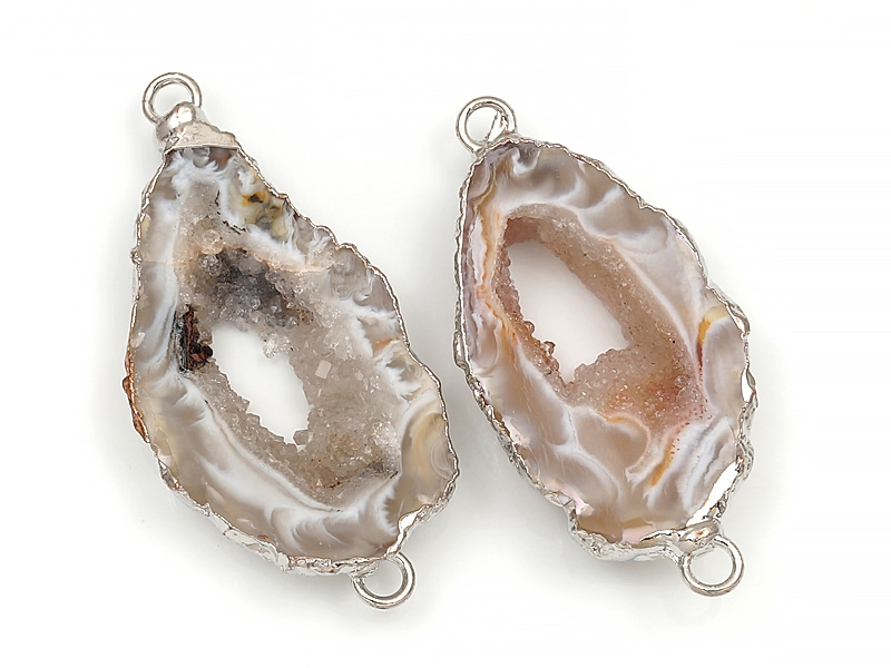 Пара коннекторов срезов жеод морозного агата в оправе цвета "серебро". Месторождение - Бразилия. Подвес - 2 мм. Размеры и вес усреднены. Мелкие выемки.
| Интернет-магазин товаров для рукоделия