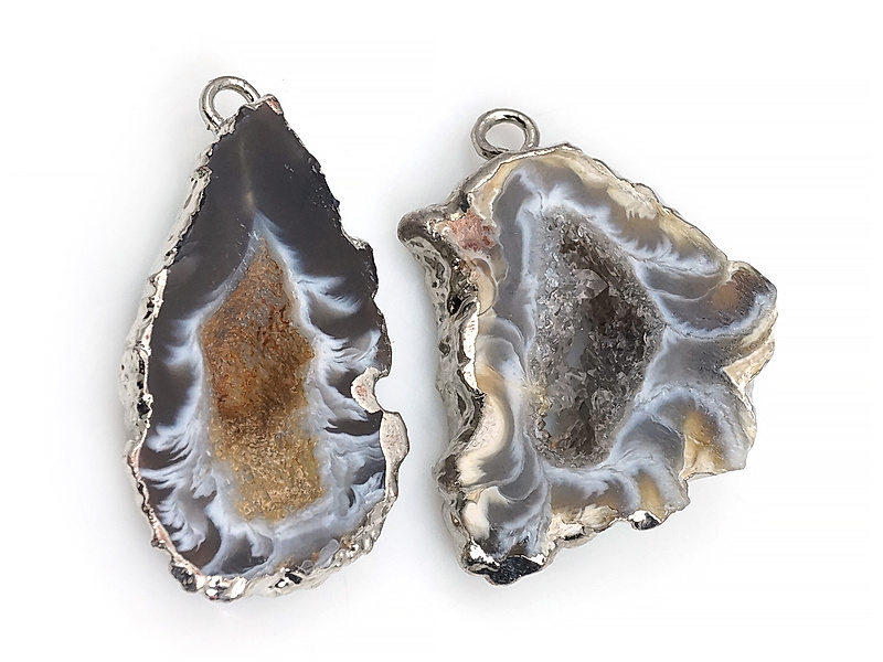 Пара подвесок срезов жеод морозного агата в оправе цвета "серебро". Месторождение - Бразилия. Подвес - 2 мм. Размеры и вес усреднены. Мелкие выемки. | Интернет-магазин товаров для рукоделия