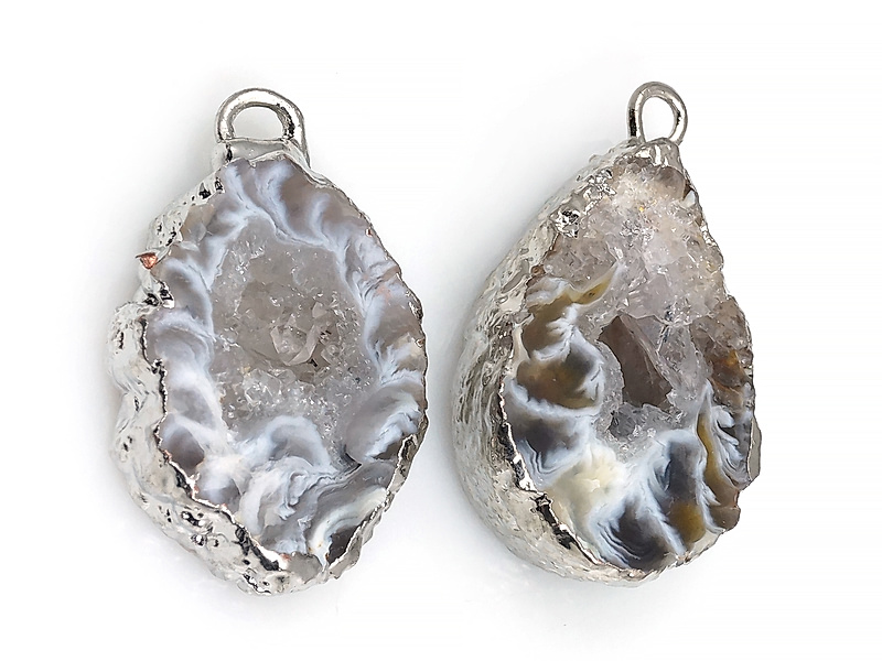 Пара подвесок срезов жеод морозного агата в оправе цвета "серебро". Месторождение - Бразилия. Подвес - 2 мм. Размеры и вес усреднены. Мелкие выемки. | Интернет-магазин товаров для рукоделия