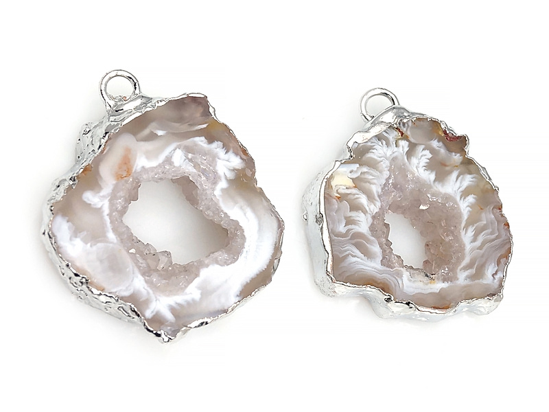 Пара подвесок срезов жеод морозного агата в оправе цвета "серебро". Месторождение - Бразилия. Подвес - 2 мм. Размеры и вес усреднены. Мелкие выемки. | Интернет-магазин товаров для рукоделия