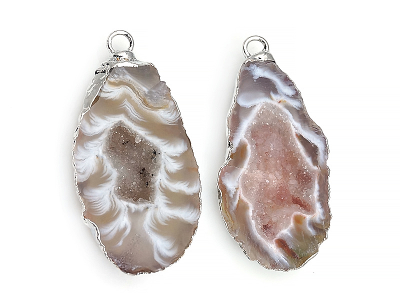 Пара подвесок срезов жеод морозного агата в оправе цвета "серебро". Месторождение - Бразилия. Подвес - 2 мм. Размеры и вес усреднены. Мелкие выемки. | Интернет-магазин товаров для рукоделия