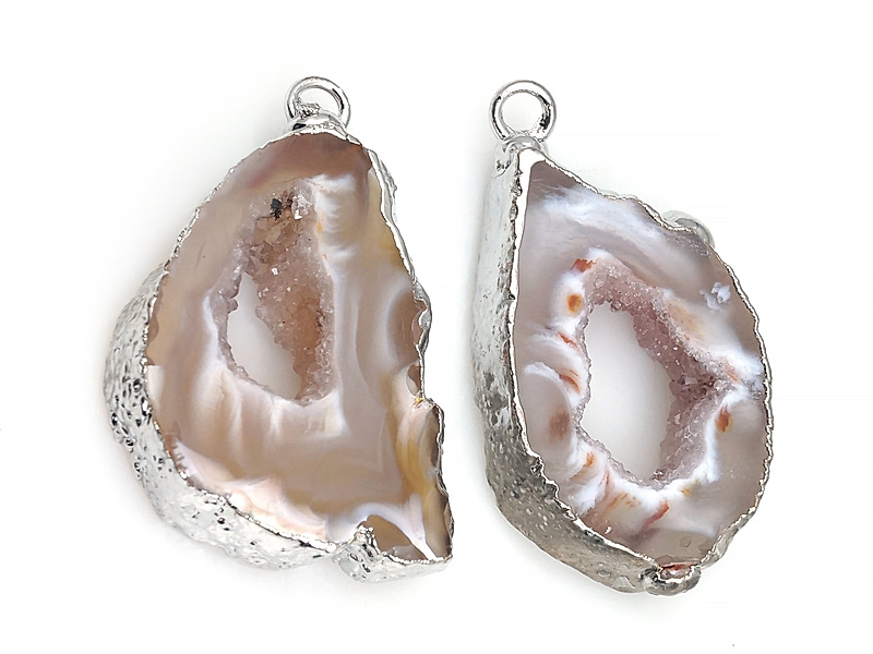 Пара подвесок срезов жеод морозного агата в оправе цвета "серебро". Месторождение - Бразилия. Подвес - 2 мм. Размеры и вес усреднены. Мелкие выемки. | Интернет-магазин товаров для рукоделия