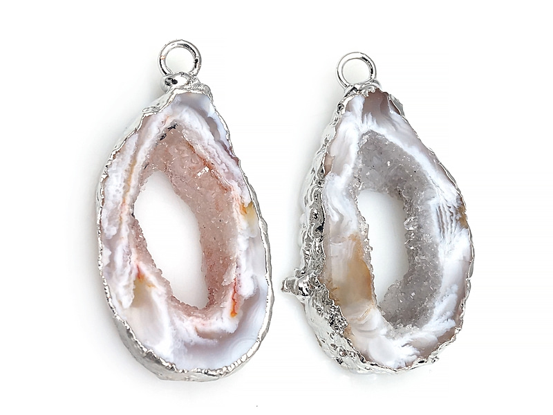 Пара подвесок срезов жеод морозного агата в оправе цвета "серебро". Месторождение - Бразилия. Подвес - 2 мм. Размеры и вес усреднены. Мелкие выемки. | Интернет-магазин товаров для рукоделия