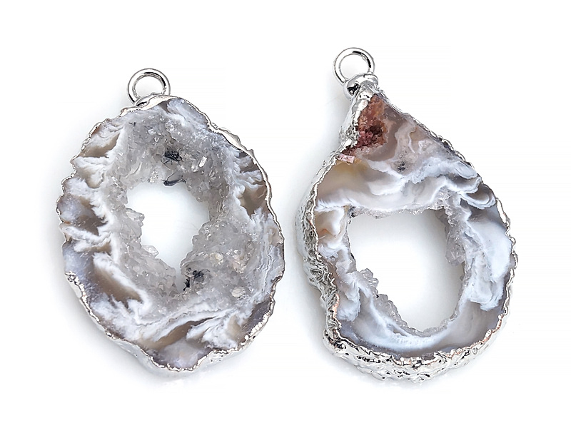 Пара подвесок срезов жеод морозного агата в оправе цвета "серебро". Месторождение - Бразилия. Подвес - 2 мм. Размеры и вес усреднены. Мелкие выемки. | Интернет-магазин товаров для рукоделия