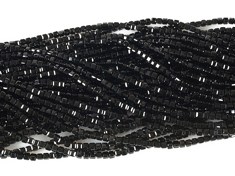 Граненые бусины кубики черной шпинели