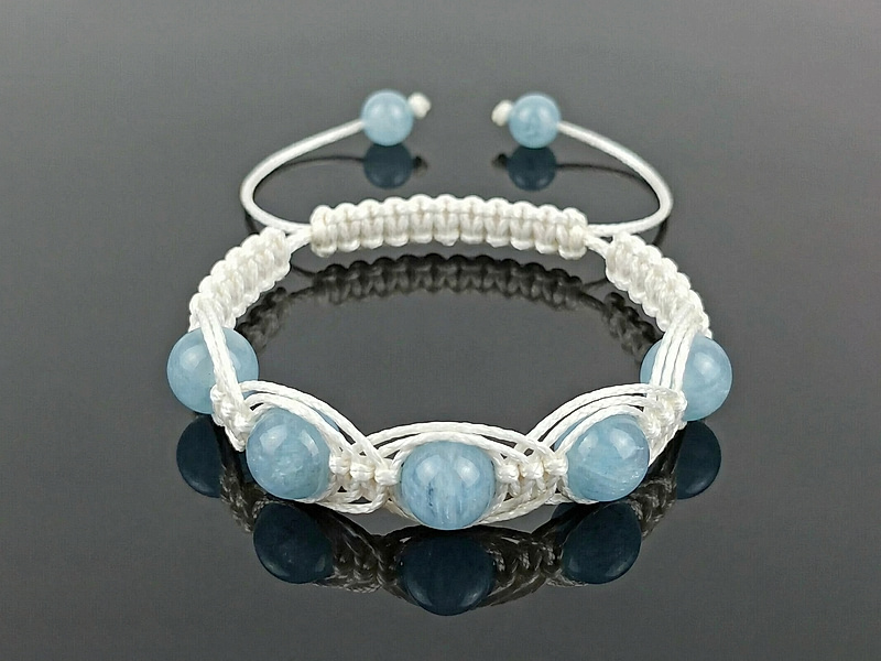 Набор материалов для создания плетёного мужского браслета шамбала с яркими бусинами аквамарина. Подходит для самостоятельного изготовления оригинального аксессуара.

Как и с чем носить

Стильный аксессуар для повседневных и деловых образов, отлично сочетается с часами, костюмом, джинсами и рубашкой.

Мастер - класс, как собрать плетёный ажурный браслет шамбала, ЗДЕСЬ.  &nbsp;
 | Интернет-магазин товаров для рукоделия