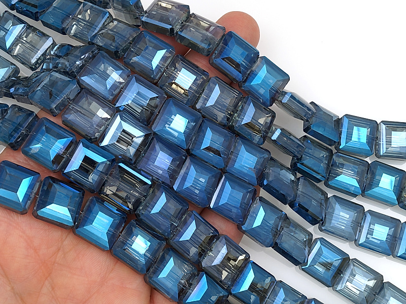 Граненые стеклянные бусины квадрат "Сапфир"