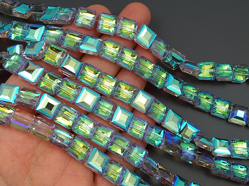 Граненые стеклянные бусины квадрат "Варисцит"