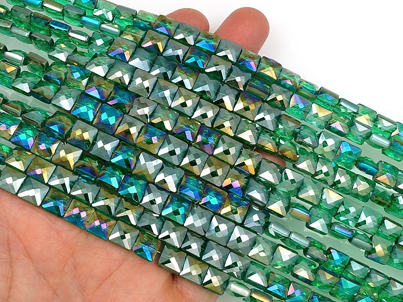 Граненые стеклянные бусины квадрат "Изумруд"