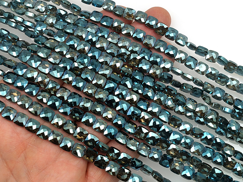 Граненые стеклянные бусины квадрат "Фуксит" 6.5x6.5x4мм