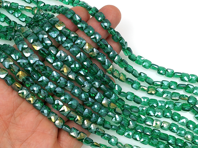 Граненые стеклянные бусины квадрат "Изумруд"