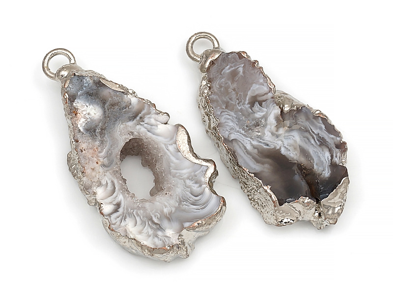 Пара подвесок срезов жеод морозного агата в оправе цвета "серебро". Месторождение - Бразилия. Подвес - 2 мм. Размеры и вес усреднены. Мелкие выемки. | Интернет-магазин товаров для рукоделия