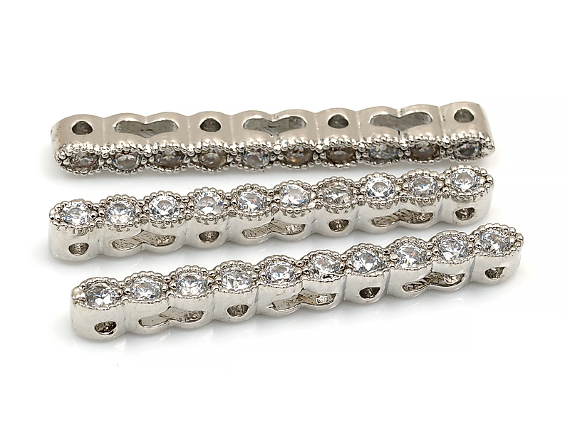 Коннектор семирядный для создания бижутерии (украшений). Покрытие - родий. Вставки - инкрустация прозрачными фианитами. Размеры 26х2.5х3 мм. Два типа отверстий, диаметр 1 типа у четырех отверстий - 1 мм, второго типа у трех отверстий - 3х1 мм. Можно использовать как четырех и трехрядный коннектор. Цена указана за штуку.&nbsp;


 | Интернет-магазин товаров для рукоделия