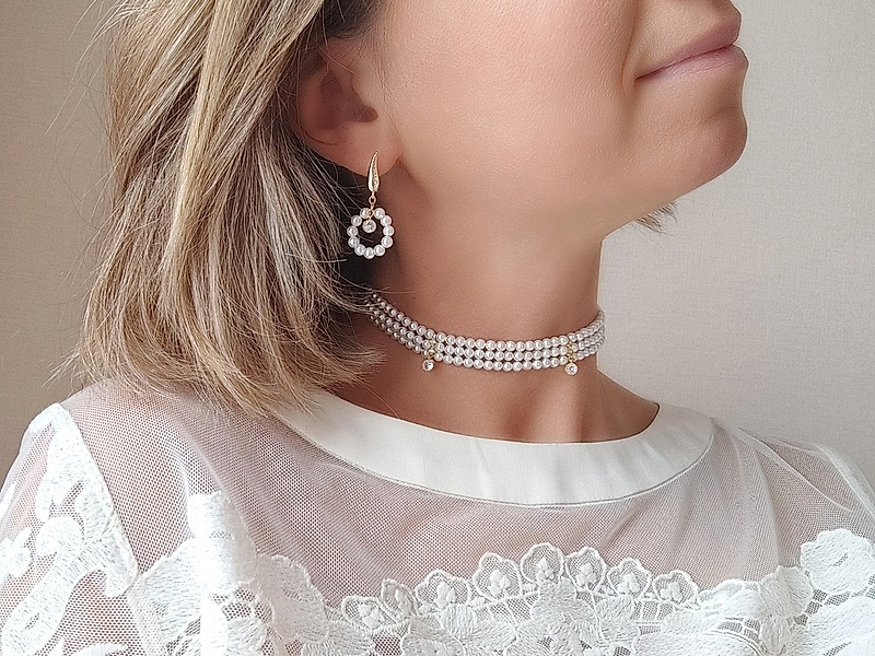 Набор материалов для трехрядного чокера с жемчугом майорка и миниатюрными подвесками. Основа сборки - ювелирный тросик. Длина украшения регулируется цепочкой удлинителем на замочке карабине.

 | Интернет-магазин товаров для рукоделия