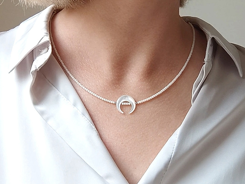 
Набор материалов для создания чокера с подвеской лунницей из перламутра. Основа сборки - ювелирный тросик.&nbsp;

Мастер - класс, как собрать чокер с лунницей, ЗДЕСЬ.  
Как и с чем носить







 | Интернет-магазин товаров для рукоделия