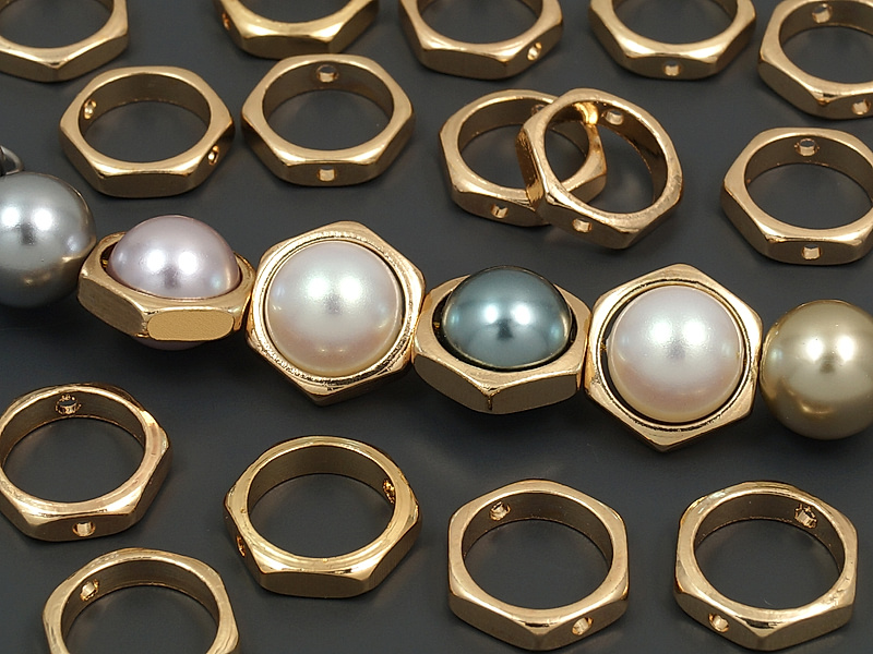 Рамка для бусин "Золотой шестигранник" для создания бижутерии (украшений). Для бусин диаметром до 8.5 мм. Покрытие - золото 14К. Диаметр внутреннего пространства рамки - 9 мм. Диаметр отверстия - 0.9 мм. Цена указана за штуку.
 | Интернет-магазин товаров для рукоделия