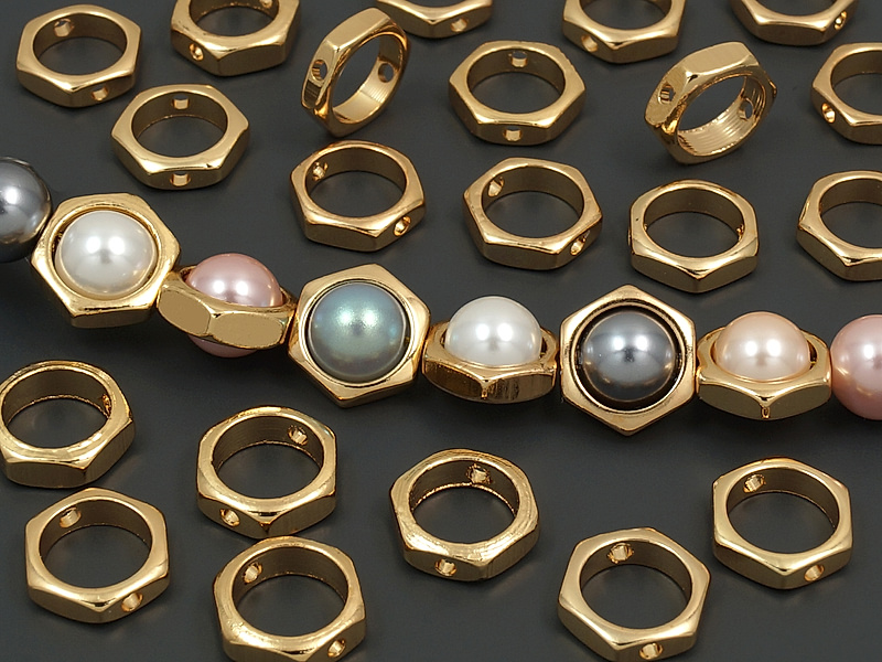 Рамка для бусин "Золотой шестигранник" для создания бижутерии (украшений). Для бусин диаметром до 6.3 мм. Покрытие - золото 14К. Диаметр внутреннего пространства рамки - 6.5 мм. Диаметр отверстия - 0.9 мм. Цена указана за штуку.
| Интернет-магазин товаров для рукоделия