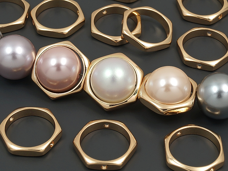 Рамка для бусин "Золотой шестгранник" для бусин диаметром до 10.3 мм. Покрытие - золото 14К. Диаметр внутреннего пространства рамки - 10.5 мм. Диаметр двух отверстий для тросика - 1 мм. Цена указана за штуку.
| Интернет-магазин товаров для рукоделия