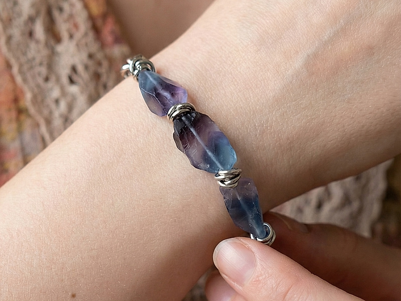 Набор материалов "Браслет с "дикими" бусинами флюорита и цепочкой"