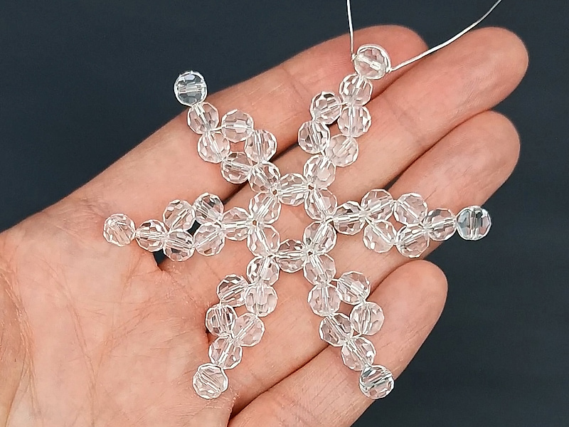 Набор материалов для сборки новогодней елочкки из стразового шнура, бусин жемчуга майорка и стеклянной звездочки. Размеры ёлочки можно уменьшить, превратив её в подвеску для новогоднего кулона и серёжек.
| Интернет-магазин товаров для рукоделия