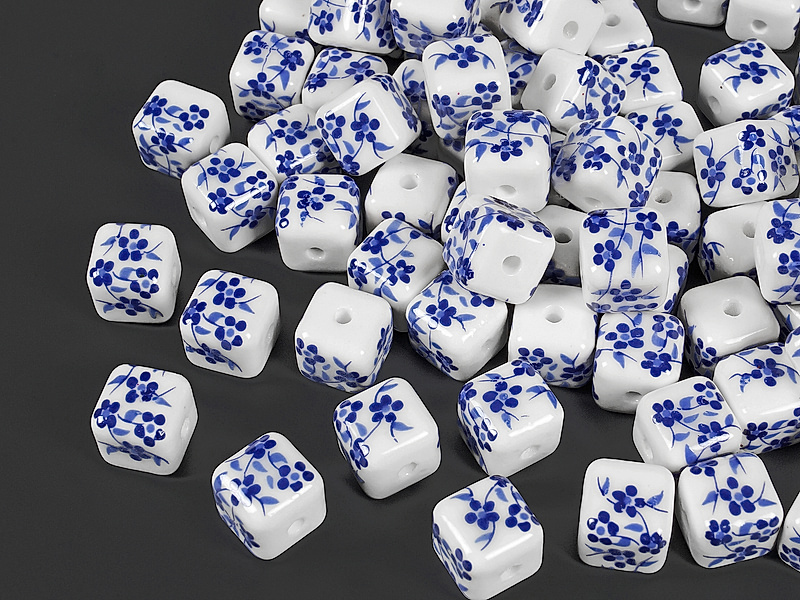 Фарфоровые круглые бусины "Темно - синяя цветочная гжель".  Цвет - синий на белом. Диаметр отверстия - 2 мм. Производитель - Китай. Размеры и вес бусин усреднены. Точнее замеряем по требованию.&nbsp;
 | Интернет-магазин товаров для рукоделия