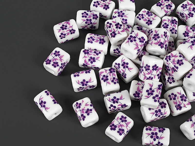 Фарфоровые бусины прямоугольники "Пурпурная цветочная гжель".  Цвет - пурпурный на белом. Диаметр отверстия - 3 мм. Производитель - Китай. Размеры и вес бусин усреднены. Точнее замеряем по требованию.&nbsp;&nbsp;
 | Интернет-магазин товаров для рукоделия