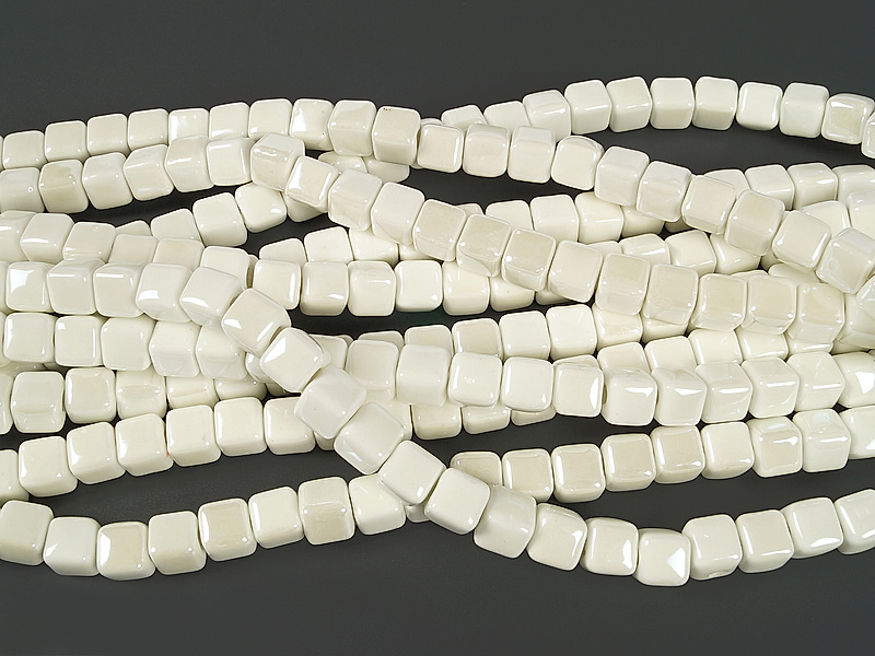 Керамические бусины "Белый кубик". Цвет - белый . Диаметр отверстия - 2 мм. Производитель - Китай. Размеры и вес бусин усреднены. Точнее замеряем по требованию.
 | Интернет-магазин товаров для рукоделия