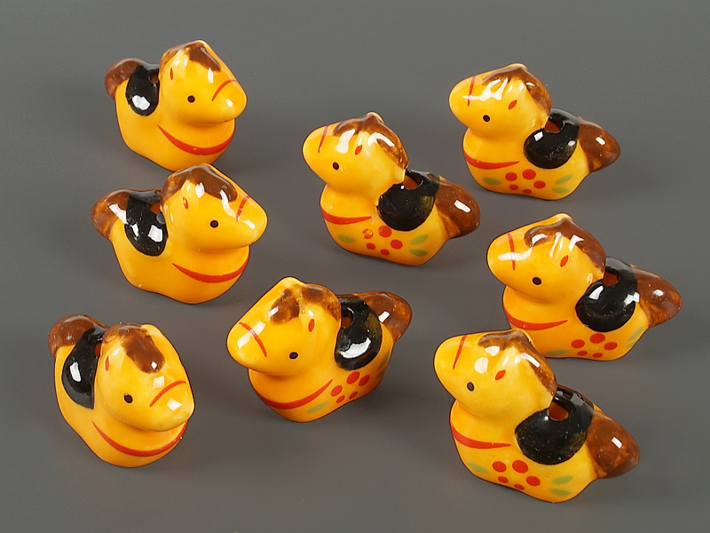 Керамические бусины "Рыжий пони" для создания бижутерии (украшений). Цвет - рыжий. Диаметр отверстия - 2.5 мм. Размеры и вес усреднены. Точнее замеряем по требованию.&nbsp;
 | Интернет-магазин товаров для рукоделия