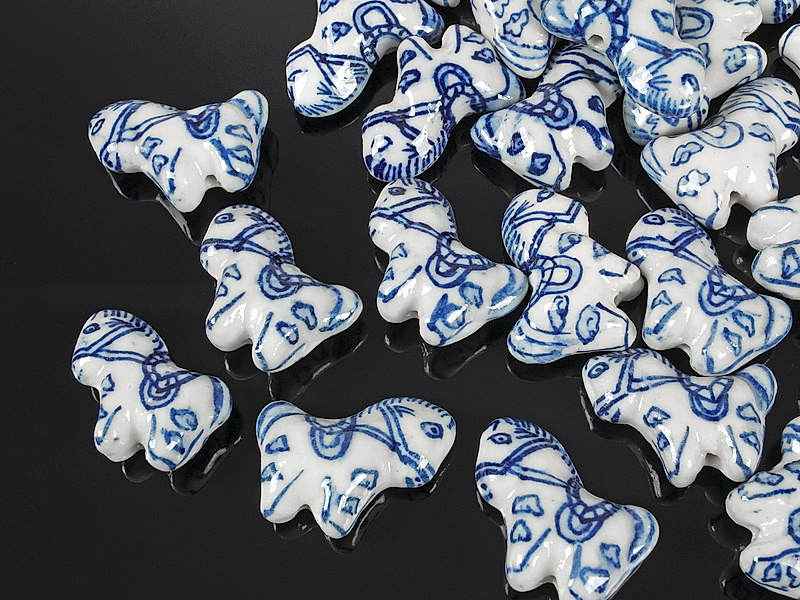 Керамические бусины "Синий конь гжель" для создания бижутерии (украшений). Цвет - синий на сером. Диаметр отверстия - 2 мм. Размеры и вес усреднены. Точнее замеряем по требованию.&nbsp;
 | Интернет-магазин товаров для рукоделия