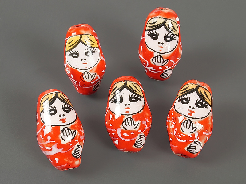 Керамические бусины "Красная матрешка" для создания бижутерии (украшений). Цвет - красный. Диаметр отверстия - 2 мм. Размеры и вес усреднены. Точнее замеряем по требованию.&nbsp;
 | Интернет-магазин товаров для рукоделия