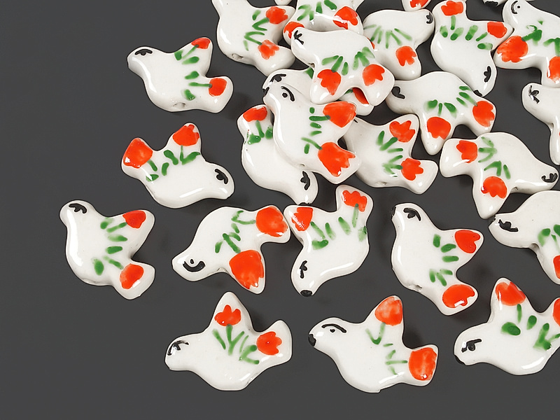 Керамические бусины "Голубь с красными тюльпанами" для создания бижутерии (украшений). Цвет - красный на сером. Диаметр отверстия - 2 мм. Размеры и вес усреднены. Точнее замеряем по требованию.&nbsp;
 | Интернет-магазин товаров для рукоделия