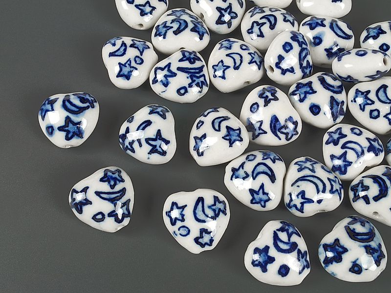 Керамические бусины сердечки "Луна и звезды гжель" для создания бижутерии (украшений). Цвет - синий на сером. Диаметр отверстия - 2.5 мм. Размеры и вес усреднены. Точнее замеряем по требованию.&nbsp;
 | Интернет-магазин товаров для рукоделия