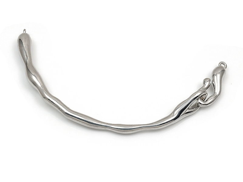 Коннектор "Мятая серебряная дуга" для создания бижутерии (украшений). Покрытие - родий. Длина дуги - 105 мм, основание дуги - 80 мм, толщина меняется от 5 до 7 мм, высота - 33 мм. Диаметр подвесных колечек - 1.5 мм. Размер подвески крючка - 19х7х4 мм, крючок снимается. Цена указана за штуку.&nbsp;
 | Интернет-магазин товаров для рукоделия