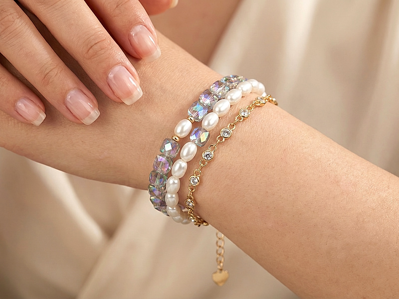 Набор материалов для сборки изящного многорядного браслета сочетает в себе благородный жемчуг майорка, сияющую ювелирную цепочку с кристальными вставками и эффектные квадратные стеклянные бусины с радужным переливом.&nbsp;

Мастер - класс, как работать с протектором, кримпом и обжимной бусиной, ЗДЕСЬ.&nbsp;

Основа украшения - ювелирный тросик, ряды бусин крепятся к замочку карабину с помощью протектора для тросика, кримпа и обжимной бусины.

Как и с чем носить

Украшение подойдет к летним и вечерним образам. Его можно носить с легкими платьями, блузами, шелковыми топами или нарядными костюмами. Браслет будет эффектно смотреться как самостоятельный акцент, так и в сочетании с другими тонкими браслетами или часами. Он добавит образу женственности, утонченности и мягкости.



&nbsp;
 | Интернет-магазин товаров для рукоделия