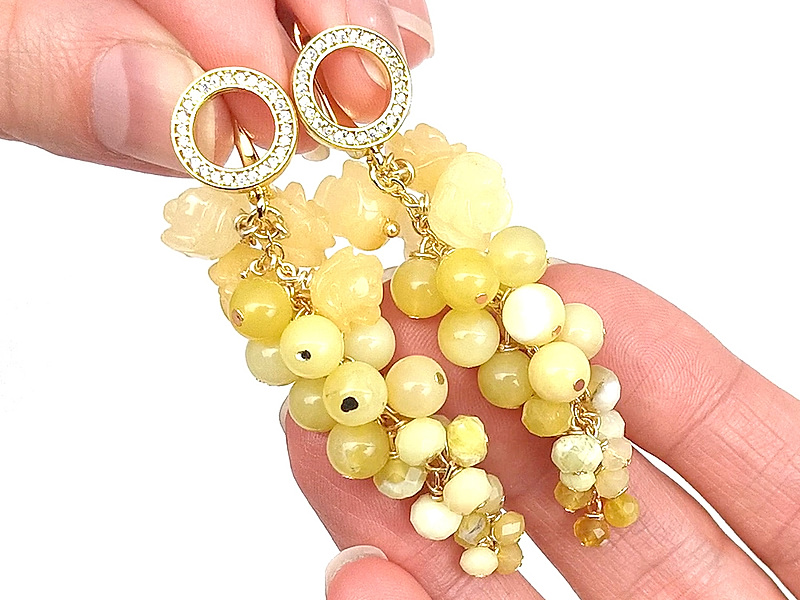 Набор материалов для сборки сережек в с желым опалом в технике "виноград". Основа украшения - швензы с английским замком, инкрустированные фианитами. К ним с помощью соединительных колечек крепится гроздь из пинов с бусинами на ювелирной цепочке.
Мастер - класс, как собрать серьги с желтым опалом, ЗДЕСЬ.
Каждая бусина фиксируется на пине, формируется аккуратная петля и элементы собираются в плотную каскадную композицию, создавая характерный объём «виноградной грозди».
Как и с чем носить
Чередование фактурных резных и сверкающих гранёных бусин придаёт украшению живую игру света и глубину цвета. Серьги сочетаются с однотонной одеждой тёплых оттенков - бежевым, кремовым, карамельным, белым и оливковым. Они подходят как к летним платьям и блузам, так и к элегантным вечерним образам, добавляя мягкий солнечный акцент.
| Интернет-магазин товаров для рукоделия