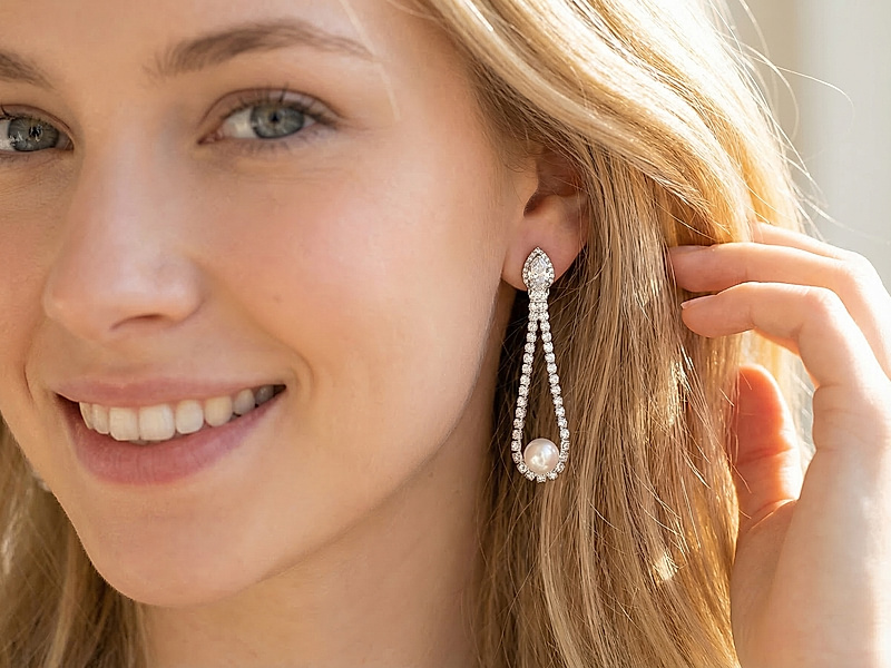 
Набор для сборки сережек капель включает швензы пусеты с ювелирным кристаллом каплей, стразовую цепочку и ювелирную проволоку для крепления бусины жемчуга.&nbsp;

Мастер - класс, как собрать серьги капли с жемчугом, ЗДЕСЬ .&nbsp;

Как и с чем носить 

Серьги капли с жемчугом и стразовой цепочкой гармонично сочетаются с вечерними и деловыми образами. Подходят к классическим платьям, блузам и пиджакам. Хорошо смотрятся с прическами, открывающими шею, подчёркивая изящество украшения.&nbsp;
 | Интернет-магазин товаров для рукоделия