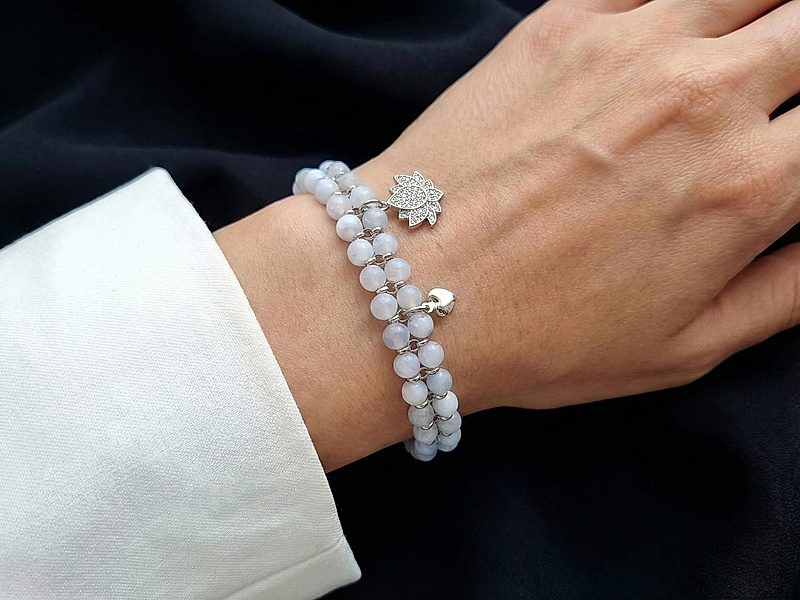 Нежный двухрядный браслет с голубым агатом, цепочкой ролло, украшенный сияющей подвеской лотосом. В качестве коннектора использован сегмент ювелирной цепочки ролло.
Урок, как работать с калотами, ЗДЕСЬ.
Урок, как открывать и закрывать колечки ролло, ЗДЕСЬ.
Урок, как кончик пина закрутить в петлю, ЗДЕСЬ.
| Интернет-магазин товаров для рукоделия