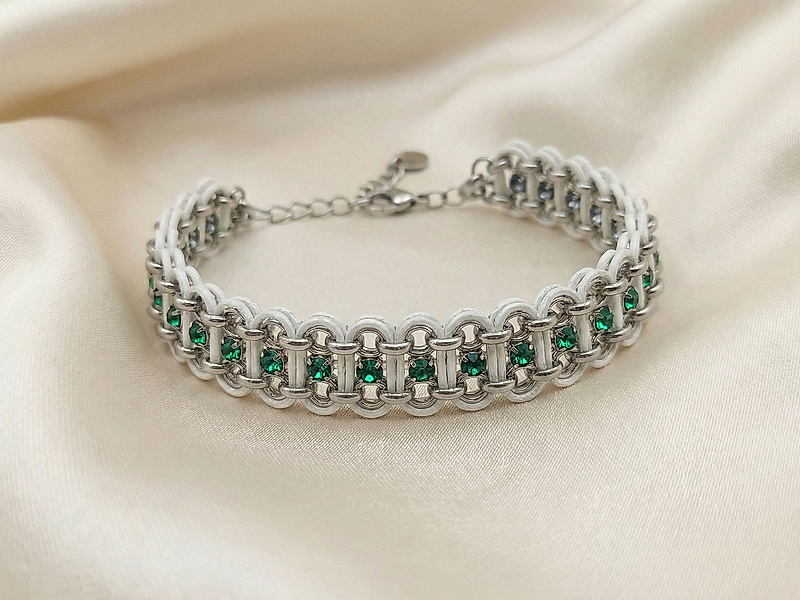 Набор материалов "Серебряный парчовый браслет с ролло, шнуром и стразовой цепочкой изумруд"