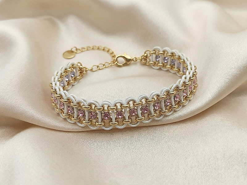 Набор материалов "Золотой парчовый браслет с ролло, шнуром и стразовой цепочкой топаз"