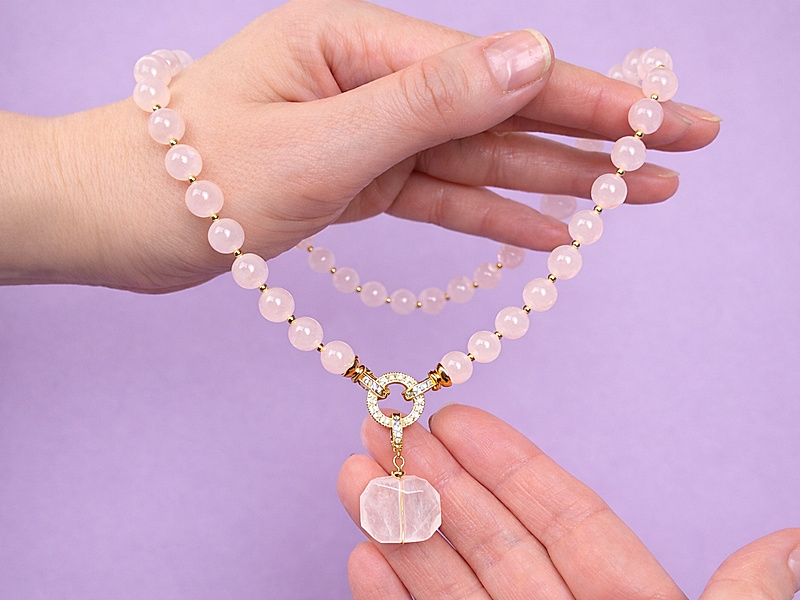 Набор материалов "Колье из бусин розового кварца и замочка с чашечками"