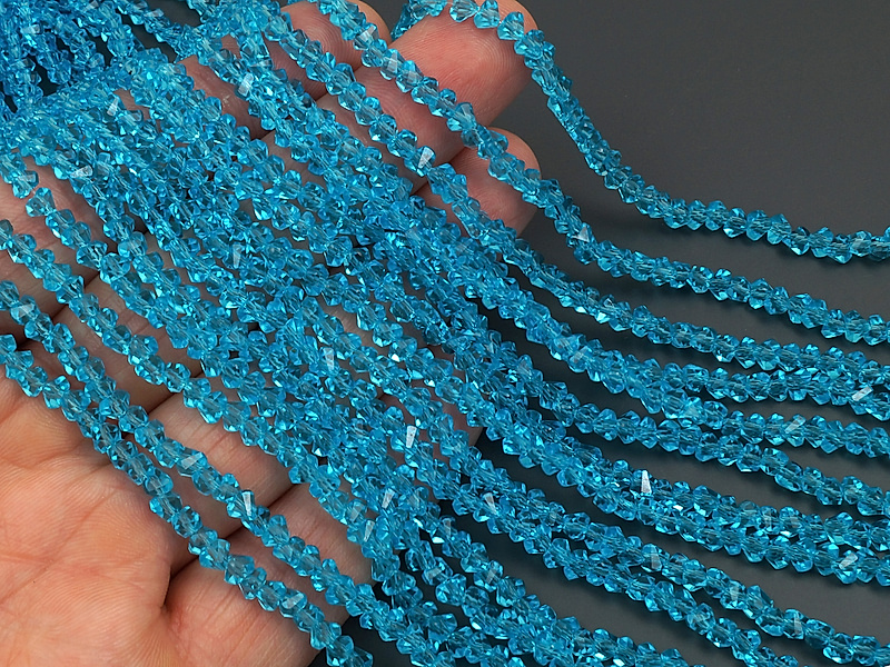 Граненые стеклянные бусины "алмазная крошка" треугольник "Голубой топаз"