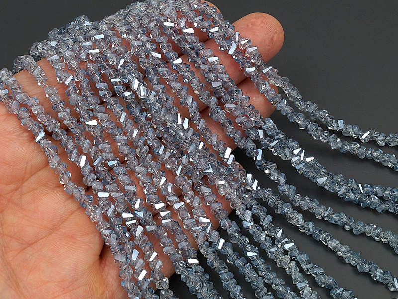 Граненые стеклянные бусины алмазная крошка треугольник "Серый лабрадорит"